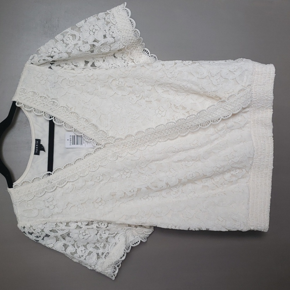 Torrid Stretch Lace Surplice Crop Top in Pristine - Size 2